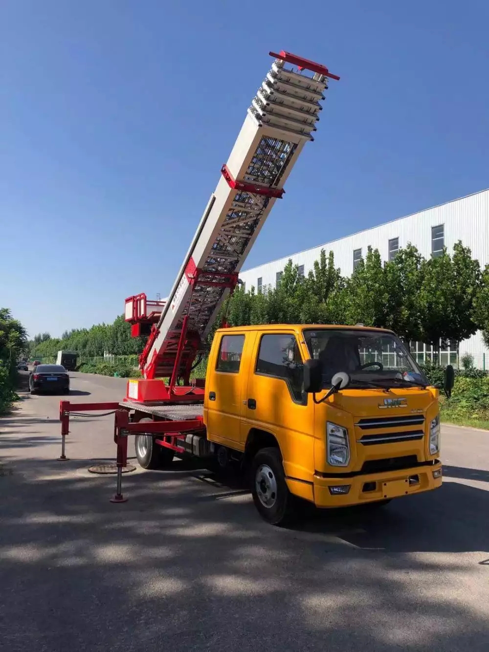 巴中附近的云梯车出租服务：轻松解决高空作业需求