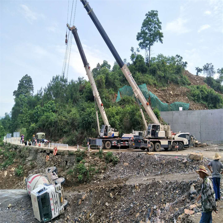 巴中汽车掉沟里叫吊车救援要多少钱